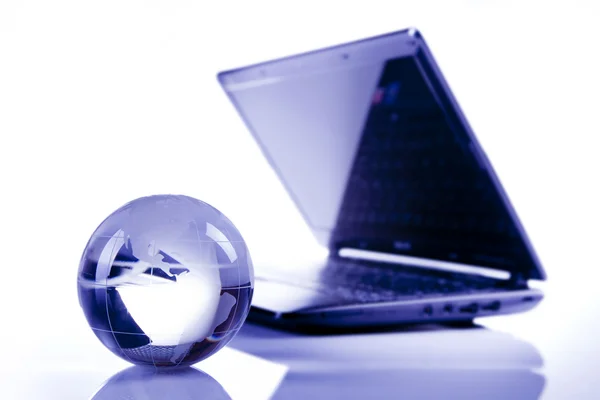 Blå globe och dator tangentbord — Stockfoto