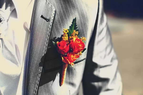 Mooie bruiloft corsages op kostuum van de bruidegom — Stockfoto