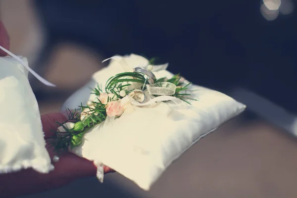白い枕にゴールデン リング — ストック写真