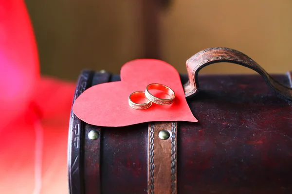 Два кольца и сердце на антикварной коробке — стоковое фото