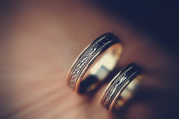 Винтажное золотое обручальное кольцо — стоковое фото