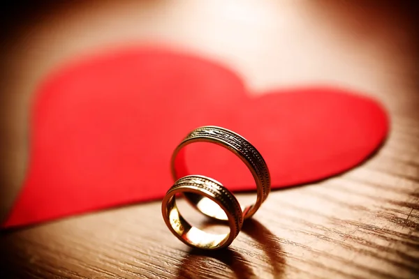Красивые свадебные золотые кольца с сердцем — стоковое фото