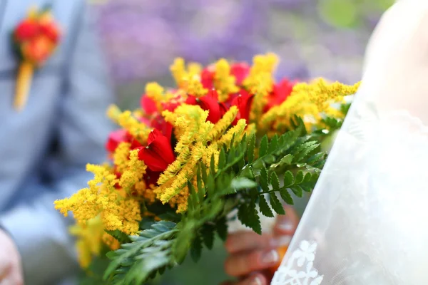 Mooie bruiloft boeket in handen — Stockfoto