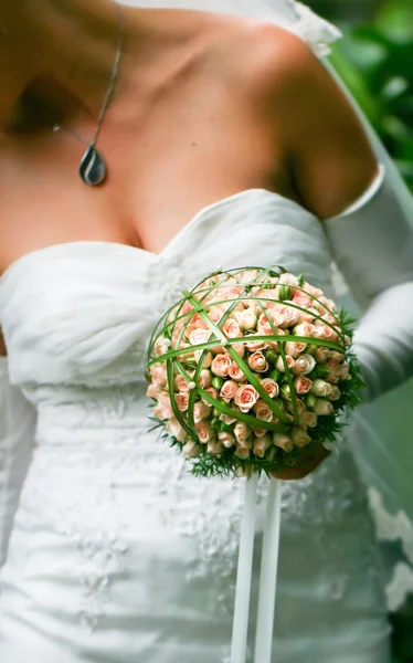 Bröllopsklänning och tillbehör på en brud — Stockfoto