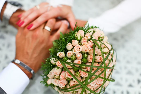 Bruden och brudgummen hand i hand tillsammans — Stockfoto