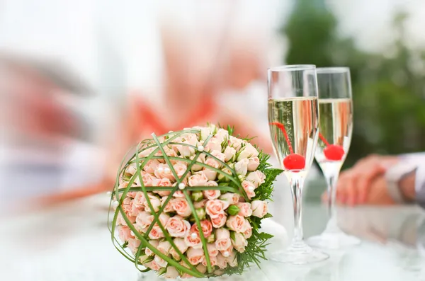 Luksusowe wesele bukiet róż z szampanem Obrazy Stockowe bez tantiem