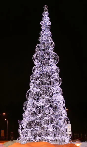 夜に大きなクリスマス ツリー — ストック写真