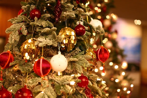 Árvore de Natal com belos ornamentos — Fotografia de Stock