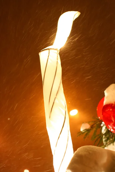 Closeup de vela acesa na noite de inverno — Fotografia de Stock