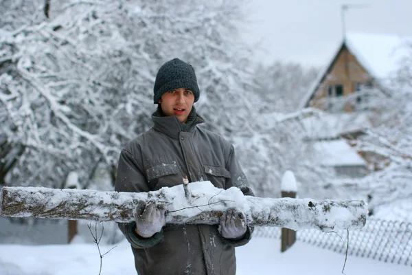 Trabajador forestal con tronco tallado grande — Foto de Stock