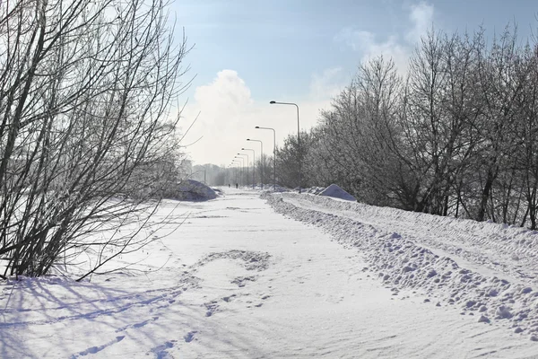 Estrada de inverno na capital da Letônia em uma alta neve — Fotografia de Stock