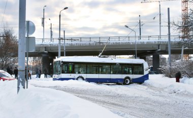 kaygan yolda troleybüs ile trafik kazası