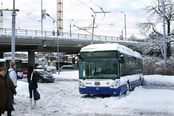 걸린된 무궤도 전차와 교통 사고 — 스톡 사진