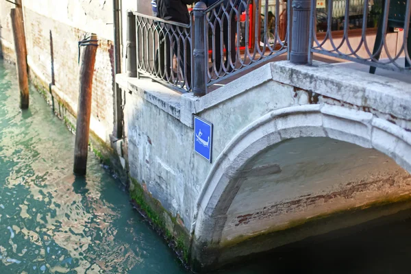 Gondel überquert Schild und Brücke in Venedig — Stockfoto