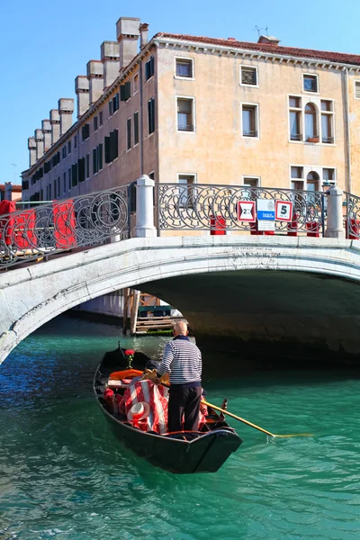 Gondola and gondolier in Venice — Stock Photo, Image