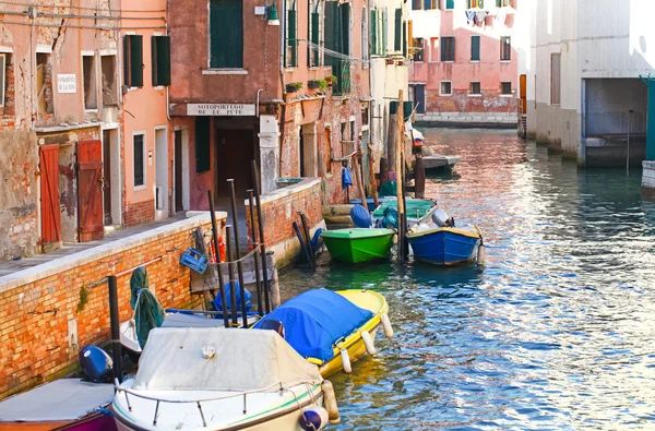 Canal veneciano, Italia — Foto de Stock