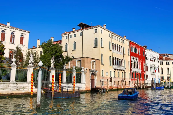 Красивый вид на архитектуру в Венеции — стоковое фото