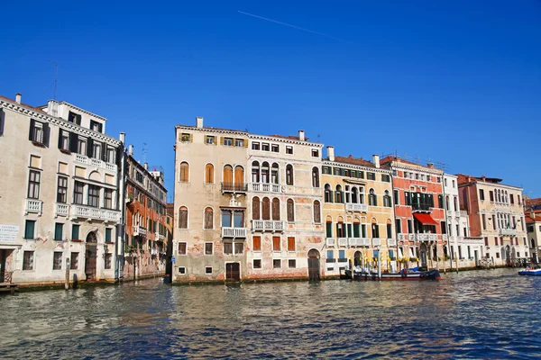 Традиционный вид на Большой канал в Венеции — стоковое фото