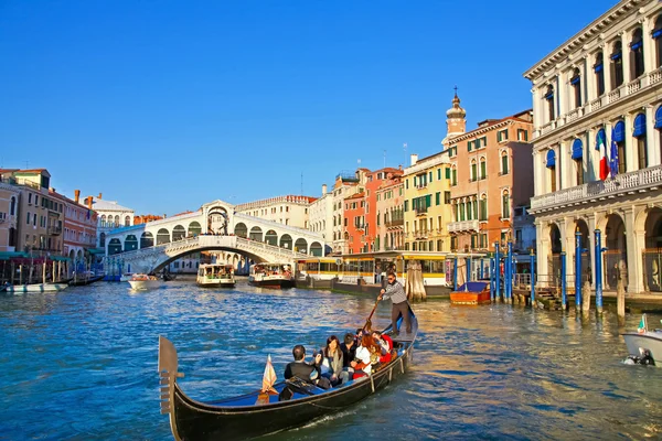 Stadsverkeer in de buurt van Rialtobrug in Venetië — Stockfoto