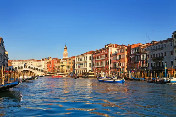 Venedik ve rialto Köprüsü'nün güzel manzara — Stok fotoğraf