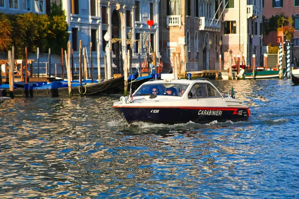 警察在威尼斯大运河 — 图库照片