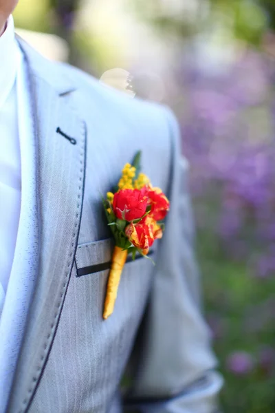 Vackra bröllop boutonniere på brudgummens kostym — Stockfoto