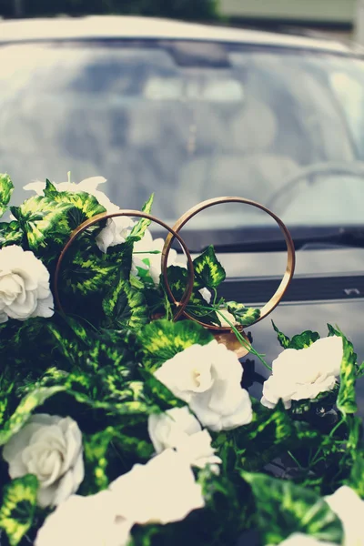 Esküvői csokor és nagy arany gyűrűk — Stock Fotó