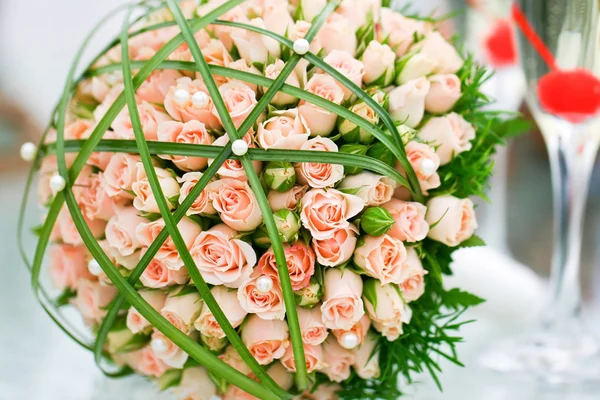 Πολυτελή γαμήλια ανθοδέσμη με τριαντάφυλλα — Φωτογραφία Αρχείου