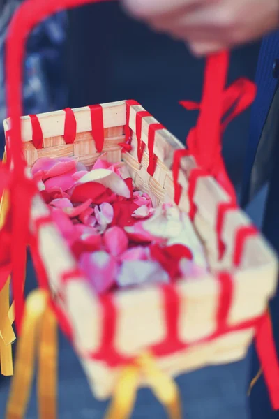 Wonderful wedding basket with petals — Stock Photo, Image