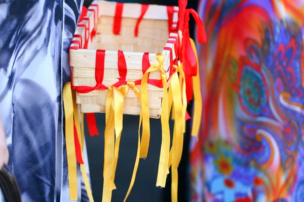Svatební košíček s proužky a barevné pozadí — Stock fotografie