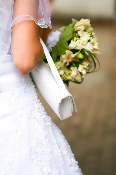 Vestido de novia y accesorios en una novia —  Fotos de Stock