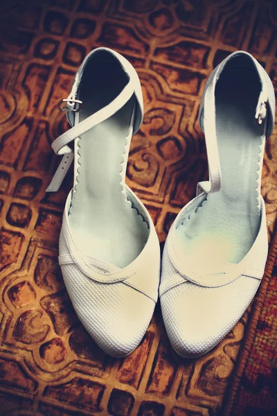 Sapatos brancos de casamento para uma noiva Imagens De Bancos De Imagens