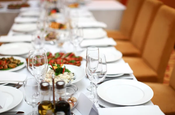 La mesa en un restaurante está lista para el banquete Imagen de stock