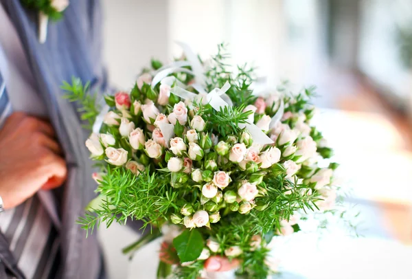 Beautiful wedding bouquet of roses — Stock Photo, Image