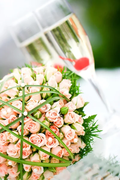 Luxusní svatební kytice z růží se šampaňským — Stock fotografie