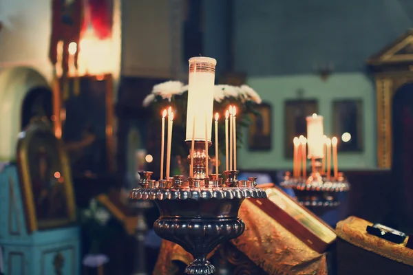 Ceremonia de boda ortodoxa en la iglesia —  Fotos de Stock