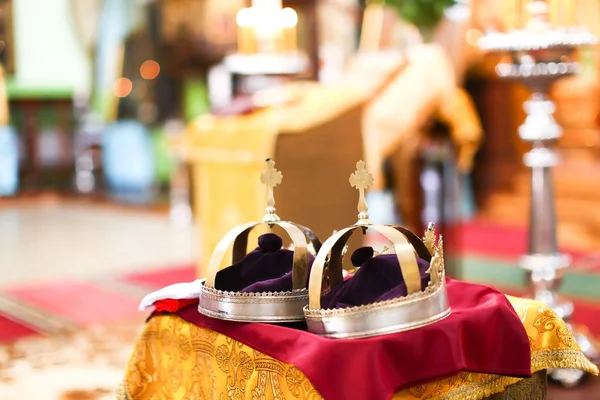 Православні весільної церемонії і два золотою короною — стокове фото