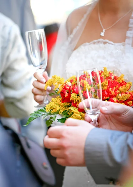 Hermoso ramo de boda y champán — Foto de Stock