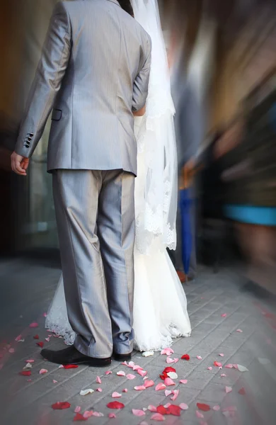 Νύφη και γαμπρός σε γαμήλια τελετή χέρι-χέρι — Φωτογραφία Αρχείου