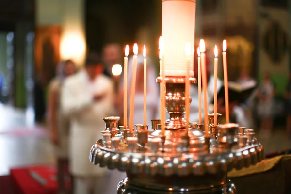 Cerimônia de casamento ortodoxa na igreja Fotos De Bancos De Imagens
