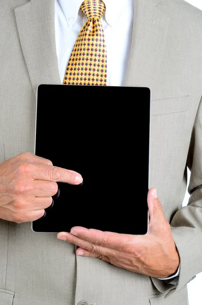 Zbliżenie człowieka wskazując na ekran komputera typu tablet — Zdjęcie stockowe