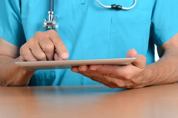 Lekarz zbliżenie z komputera typu tablet — Zdjęcie stockowe
