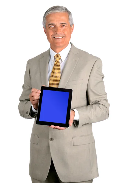 Улыбающийся бизнесмен средних лет с планшетом — стоковое фото