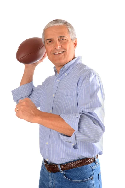 Homme d'affaires d'âge moyen lançant le football — Photo