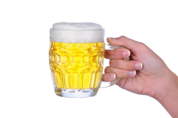 Elinde bira bardağı tutan kadın. — Stok fotoğraf