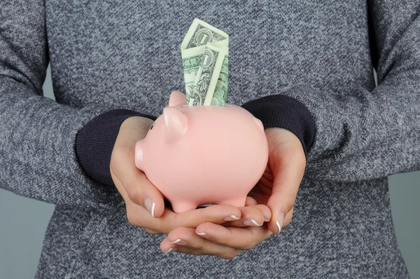 Mulher segurando Piggy Bank com Dólar — Fotografia de Stock