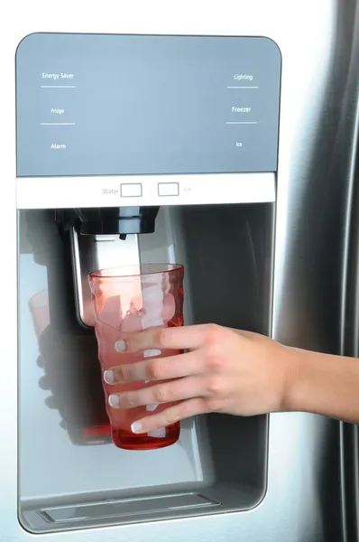 Koelkast water en ijs dispenser — Stockfoto