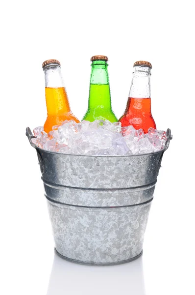 Garrafas de refrigerante sortidas em balde — Fotografia de Stock