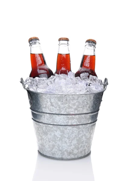 Cola frisdrank flessen in emmer — Stockfoto