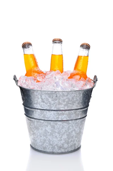Garrafas de refrigerante laranja em balde — Fotografia de Stock